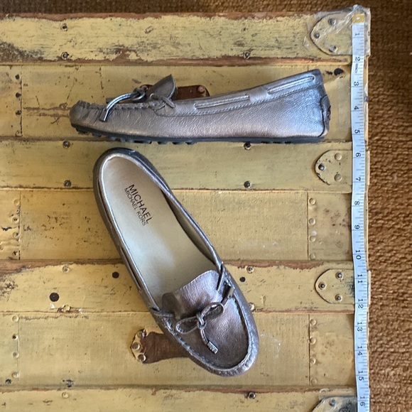 MICHAEL KORS 100% LEATHER METALLIC PEWTER FLAT LOAFER SLIDE FLATS - Picture 2 of 16